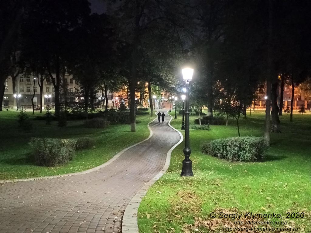Киев вечерний. В Мариинском парке вечером.