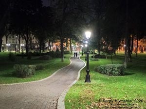Киев вечерний. В Мариинском парке вечером.