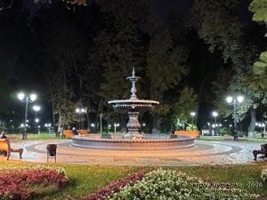 Киев вечерний. В Мариинском парке вечером.