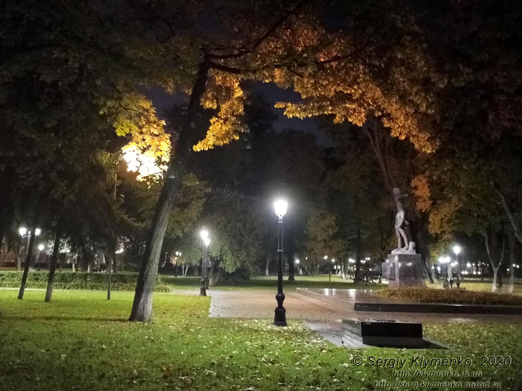 Киев вечерний. В Мариинском парке вечером.