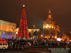 Фото Киева. Праздничная Площадь Независимости вечером. 2 января 2006 года.