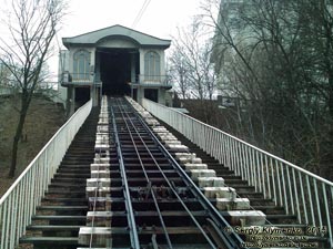 Фото Киева. Фуникулер, верхняя станция. Вид из движущегося «правого» вагона.
