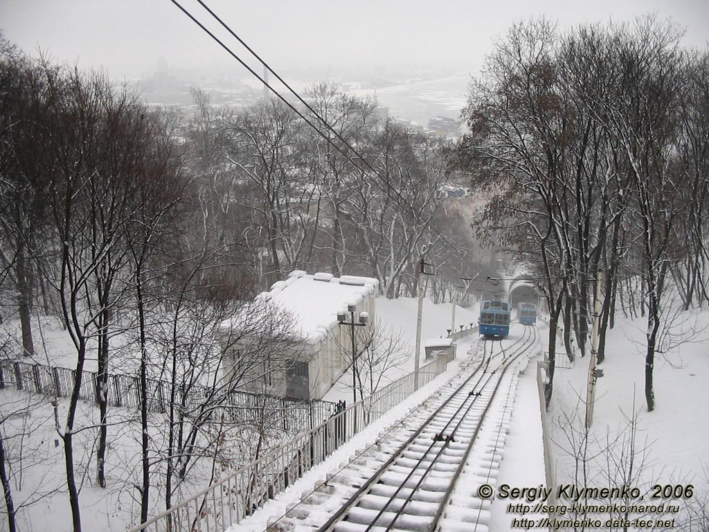 Фото Киева. Фуникулер в движении, вид с верхней станции.