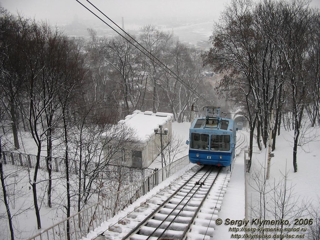 Фото Киева. Фуникулер в движении, вид с верхней станции.