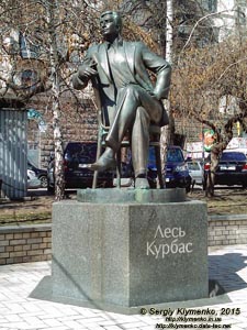 Фото Киева. Памятник Лесю Курбасу в скверике возле здания № 8 на ул. Прорезная.