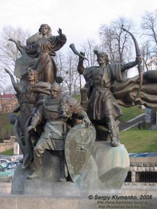 Фото Киева. Скульптурная композиция в честь легендарных основателей Киева - Кия, Щека, Хорива и их сестры Лыбеди на Площади Независимости.