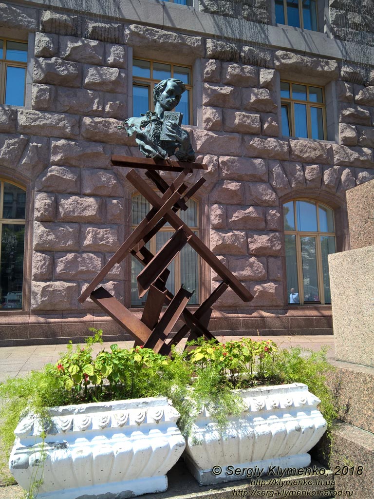 Фото Киева. Возле входа в здание Киевского городского совета и Киевской городской государственной администрации (Крещатик № 36).
Бюст Тараса Шевченко («Противотанковый Шевченко»).