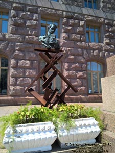 Фото Киева. Возле входа в здание Киевского городского совета и Киевской городской государственной администрации (Крещатик № 36).
Бюст Тараса Шевченко («Противотанковый Шевченко»).
