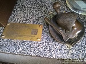 Фото Киева. Миниатюрный памятник «Котлета по-киевски» (проект «Шукай!») возле входа в ресторан «Chicken Kyiv» (Крещатик № 15/4).