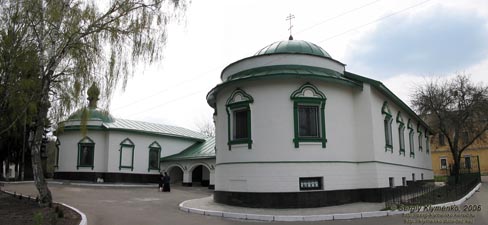 Фото Киева. Китаевская пустынь, церковь Св. 12 Апостолов (слева) и церковь трех Святителей - Петра, Алексия, Ионы.