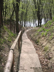 Фото Киева. Китаевская пустынь, тропа к пещерам на Китай-горе.