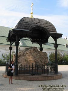 Фото Киева. Киево-Печерская Лавра. Обломки из руин Собора Успения Пресвятой Богородицы.