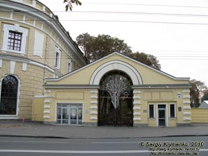 Фото Киева. «Художественный Арсенал», главный вход (ул. Лаврская, 10-12).