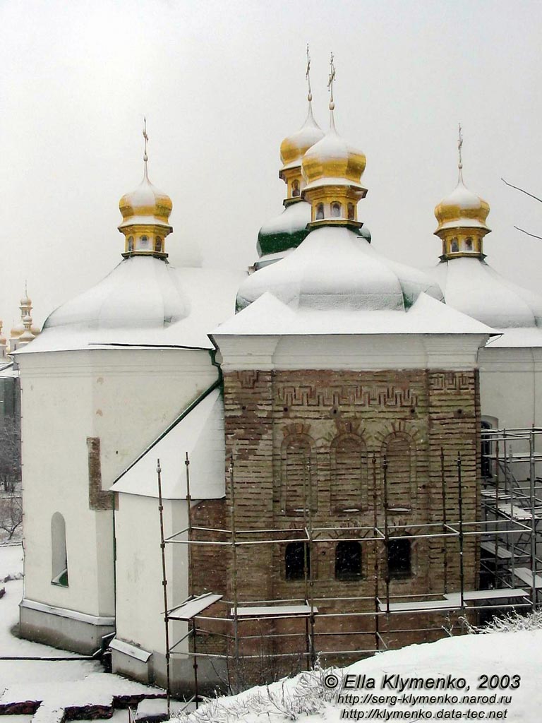 Київ. Церква Спаса на Берестові поблизу Києво-Печерської Лаври. Автор фото - Елла Клименко.