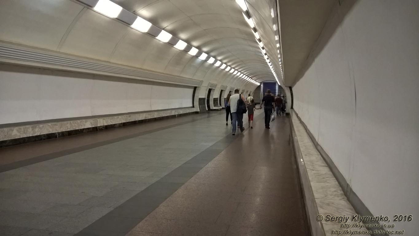 Фото Киева. Станция метро «Дорогожичи», подземный вестибюль.