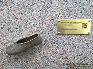 Фото Киева. Миниатюрный памятник «Золотая туфелька Сержа Лифаря» (проект «Шукай!») на стене отеля «Premier Palace Hotel Kyiv» (бульвар Т. Шевченко № 5-7/2).