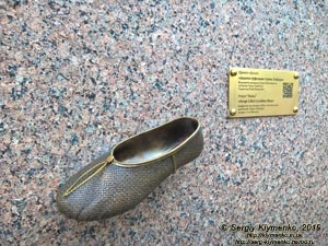 Фото Киева. Миниатюрный памятник «Золотая туфелька Сержа Лифаря» (проект «Шукай!») на стене отеля «Premier Palace Hotel Kyiv» (бульвар Т. Шевченко № 5-7/2).