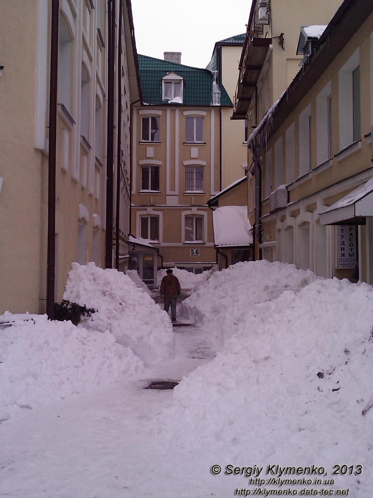 Фото Киева. Последствия метели 26 марта 2013 года. Сугробы - в рост человека.
