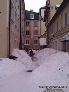 Фото Киева. Последствия метели 26 марта 2013 года. Сугробы - в рост человека.