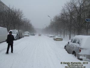 Фото Киева. Последствия метели 23 марта 2013 года. Улица академика Курчатова засыпана снегом.