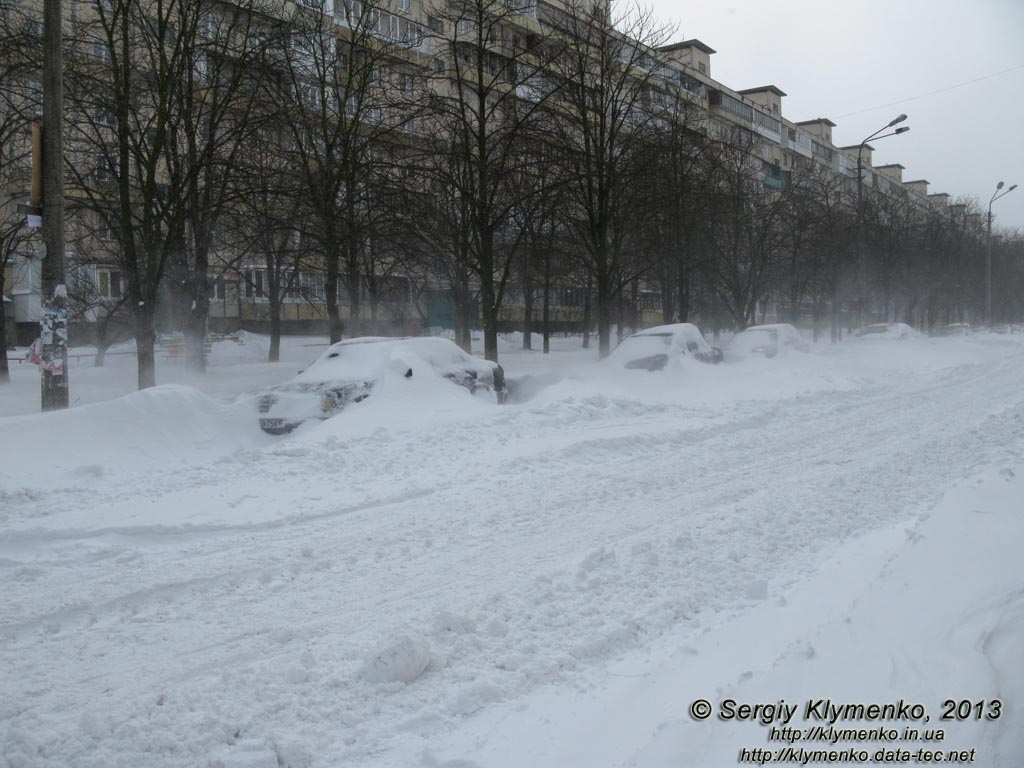 Фото Киева. Последствия метели 24 марта 2013 года. Улица академика Курчатова засыпана снегом.