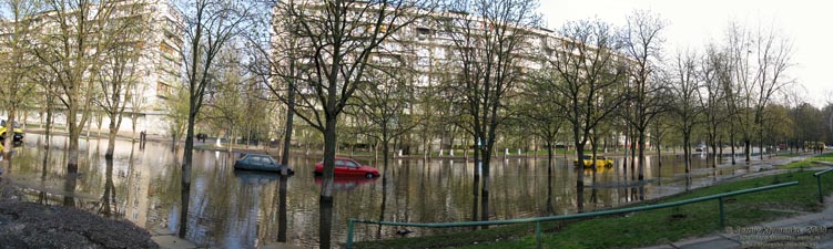 Фото Киева. Затопленная улица академика Курчатова (панорама ~120°), 15 апреля 2009 года.