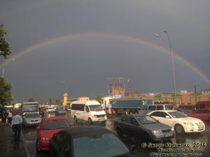 Фото Киева. Полная радуга над Броварским проспектом возле парка «Киото» (Деснянский район).