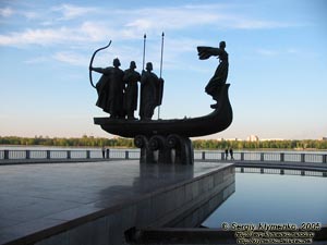 Фото Киева. Памятный знак в честь основания Киева в Наводницком парке.