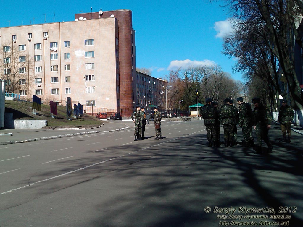 Фото Киева. На плацу Военного института телекоммуникаций и информатизации НТУУ «КПИ» (ул. Московская, №45/1).