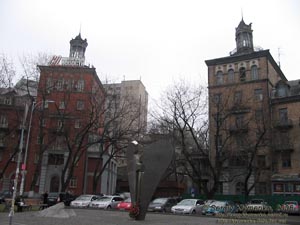 Фото Киева. Памятник жертвам терроризма на Кловской площади.
