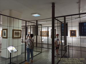 Фото Киева. Национальный центр народной культуры «Музей Ивана Гончара». «Искусство из-за решетки». Выставка частной коллекции картин семьи Петра и Марины Порошенко.