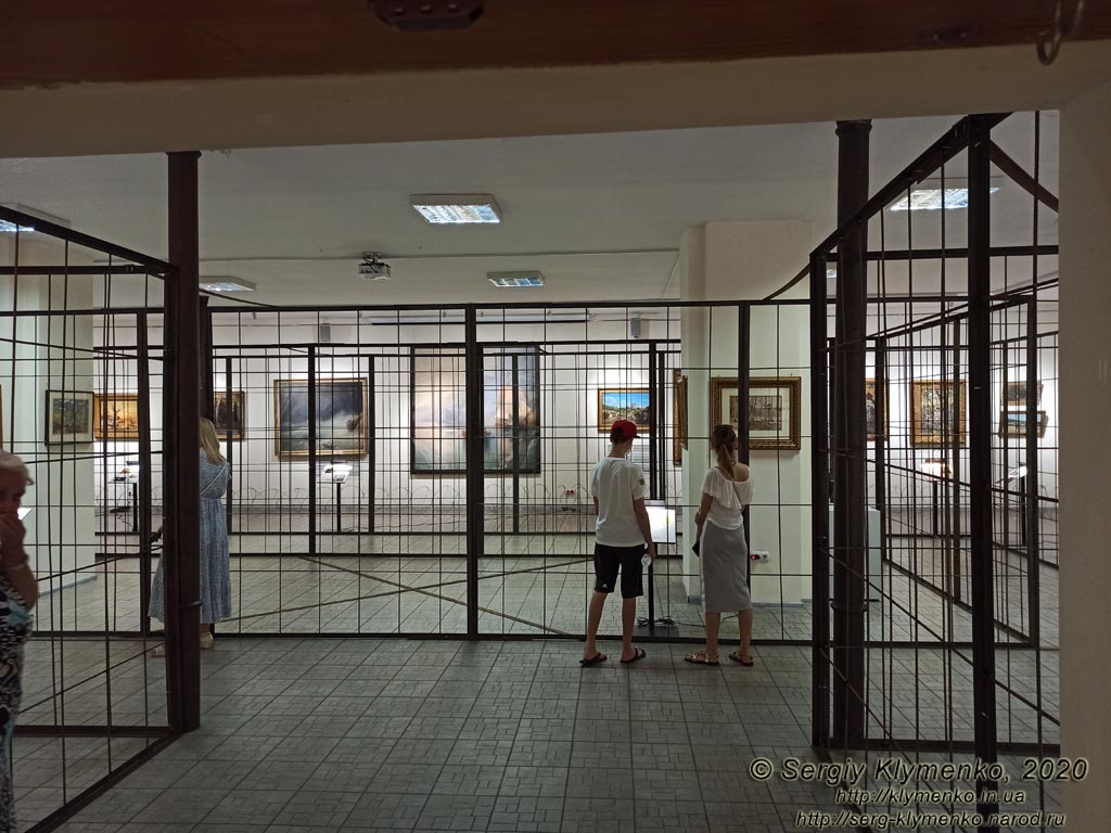 Фото Киева. Национальный центр народной культуры «Музей Ивана Гончара». «Искусство из-за решетки». Выставка частной коллекции картин семьи Петра и Марины Порошенко.