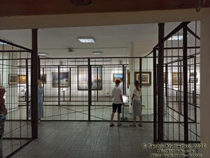 Фото Киева. Национальный центр народной культуры «Музей Ивана Гончара». «Искусство из-за решетки». Выставка частной коллекции картин семьи Петра и Марины Порошенко.