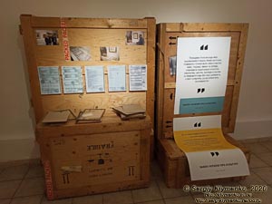 Фото Киева. Национальный центр народной культуры «Музей Ивана Гончара». «Искусство из-за решетки». Выставка частной коллекции картин семьи Петра и Марины Порошенко.