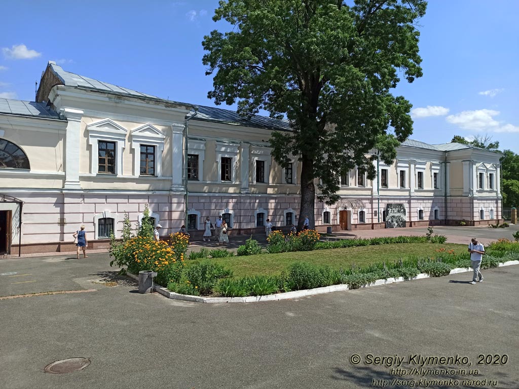 Фото Киева. Национальный центр народной культуры «Музей Ивана Гончара», Бывшая канцелярия Генерал-Губернатора (ул. Ивана Мазепы 29-А, с 2010 года - ул. Лаврская, 19).