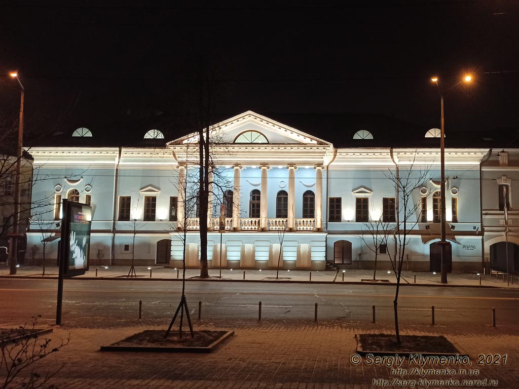 Фото Киева. Усадьба Ипсиланти вечером, памятник архитектуры конца XVIII века (ул. Ивана Мазепы № 6).