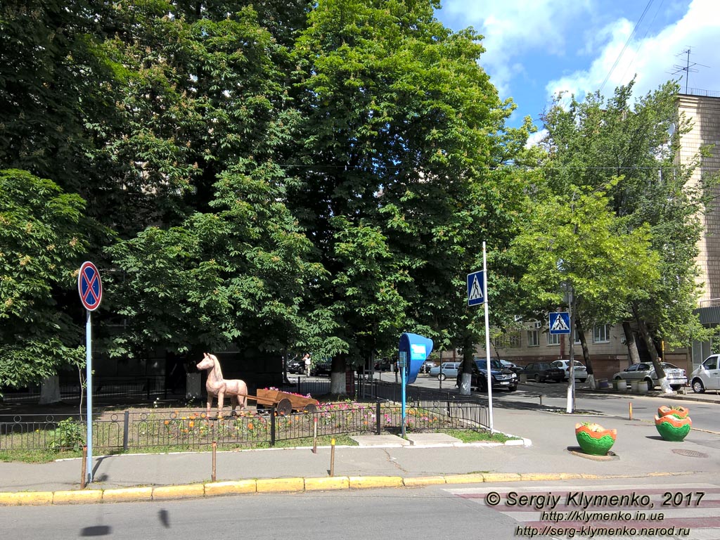 Фото Киева. На углу улиц Пилипа Орлика и Академика Богомольца.