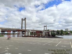 Фото Киева. Подол. Вдоль старого Рыбальского вантового моста строится заезд на новый Подольский мост от улицы Верхний Вал.