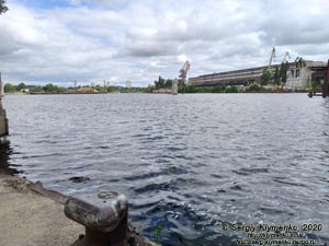 Фото Киева. Поділ, вид Киевской гавани от старого Рыбальского вантового моста. Опоры нового моста над гаванью до сих пор простаивают...