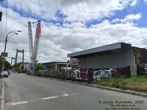 Фото Киева. Подол. Вдоль старого Рыбальского вантового моста строится заезд на новый Подольский мост от улицы Верхний Вал.