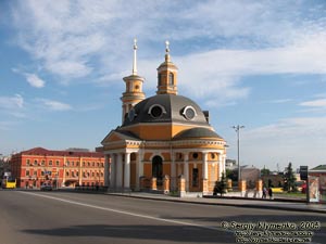 Фото Киева. Воссозданная церковь Рождества Христового на Почтовой площади, вид от Владимирского спуска.