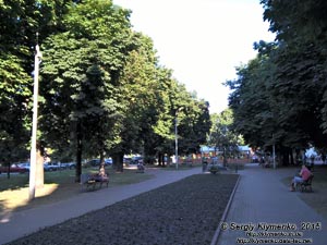 Фото Киева. Подол. Сквер возле церкви Миколи Набережного, на углу улиц Почайнинская и Григория Сковороды (т. н. «Парк морячкив»).