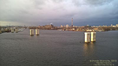 Фото Киева. Поділ, вид Киевской гавани со старого Рыбальского вантового моста. Опоры нового моста над гаванью простаивают...