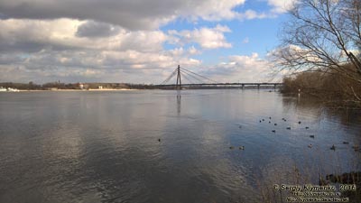 Фото Киева. Оболонь, вид на Днепр и Московский мост от парка «Наталка» (Оболонская набережная).
