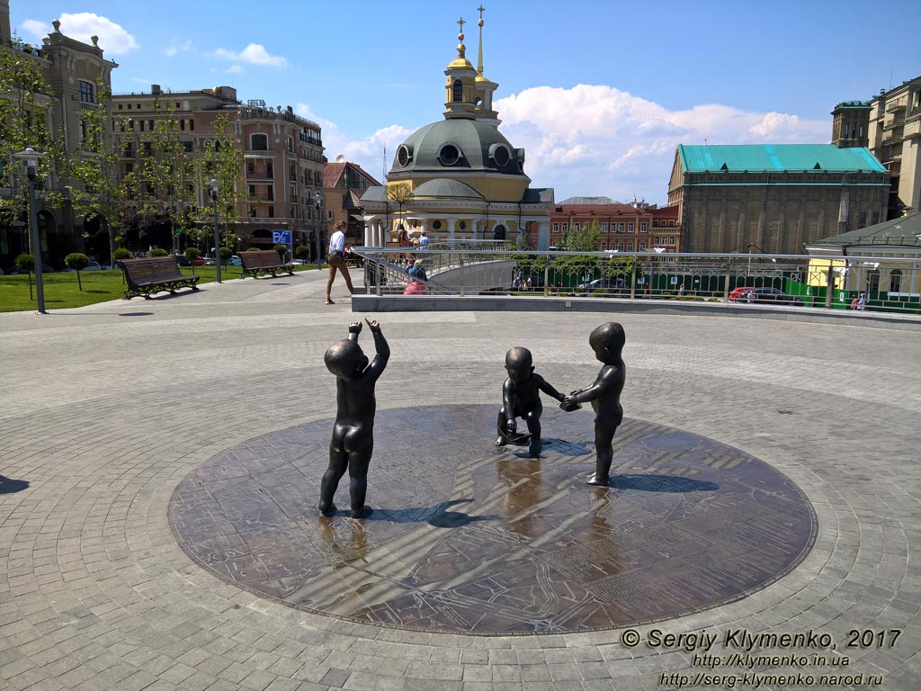 Фото Киева. Подол, Почтовая площадь. Скульптурная композиция (фрагмент), символизирущая легендарных основателей Киева - Кия, Щека, Хорива и их сестру Лыбедь - в детстве.