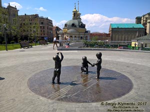 Фото Киева. Подол, Почтовая площадь. Скульптурная композиция (фрагмент), символизирущая легендарных основателей Киева - Кия, Щека, Хорива и их сестру Лыбедь - в детстве.