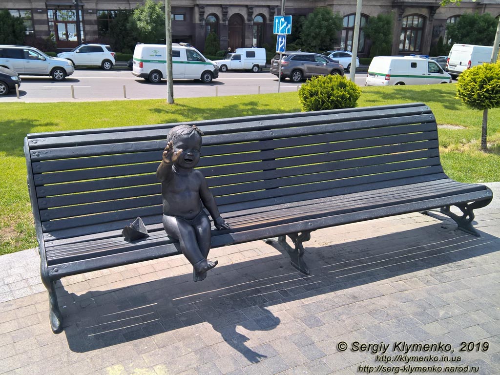 Фото Киева. Подол, Почтовая площадь. Скульптурная композиция (фрагмент), символизирущая легендарных основателей Киева - Кия, Щека, Хорива и их сестру Лыбедь - в детстве.