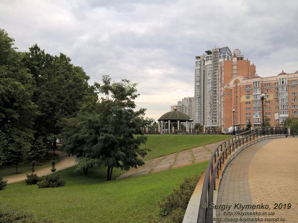 Фото Киева. Оболонь, в обновлённом парке «Наталка» (Оболонская набережная).