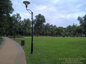 Фото Киева. Оболонь, в обновлённом парке «Наталка» (Оболонская набережная).
