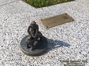 Фото Киева. Подол. Миниатюрный памятник «Киевский Самсон» (проект «Шукай!») во дворе «Astarta Organic Business Centre» (улица Ярославская № 58).